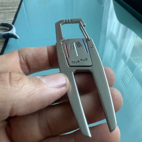 Golf divot repair tool with ball marker - Picture 6 of 7